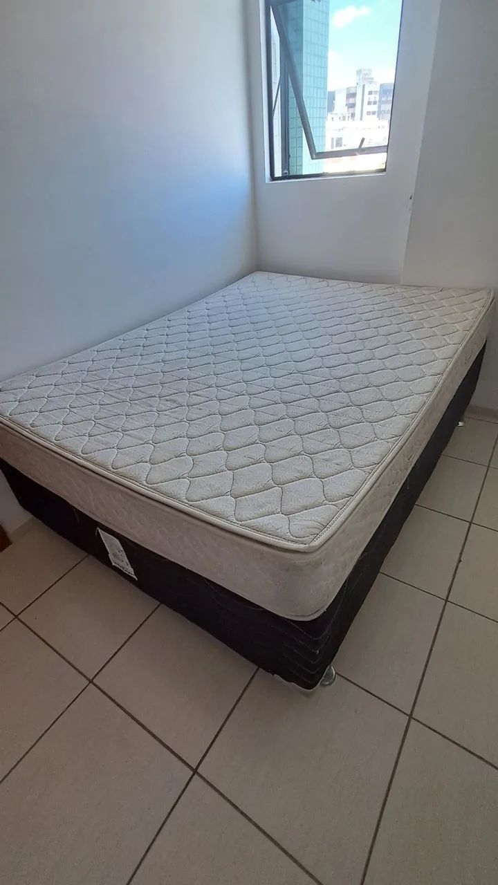 Cama box com colchão em bom estado.