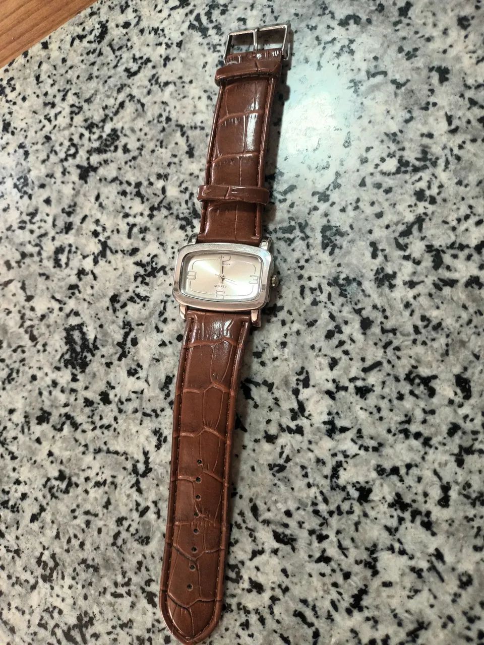 Relógio de quartz, elegante , funcionando perfeitamente 