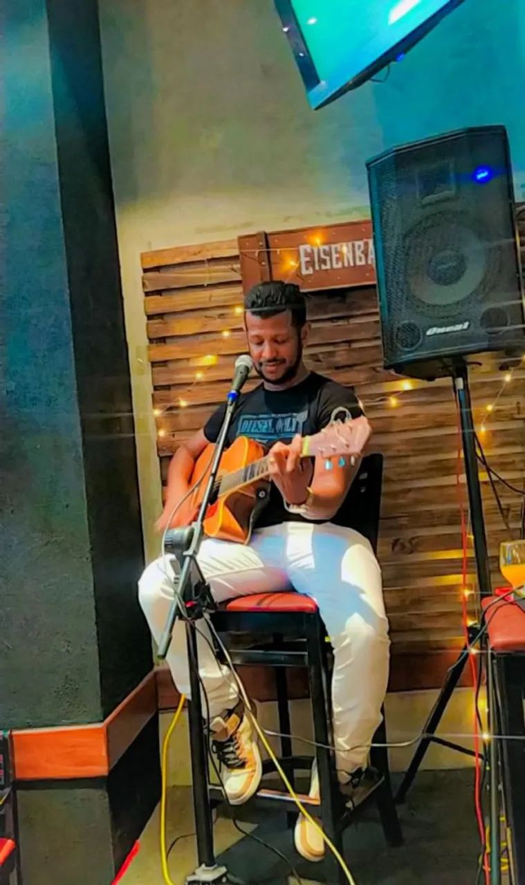 SHOW AO VIVO, VOZ E VIOLÃO. - Foto 2