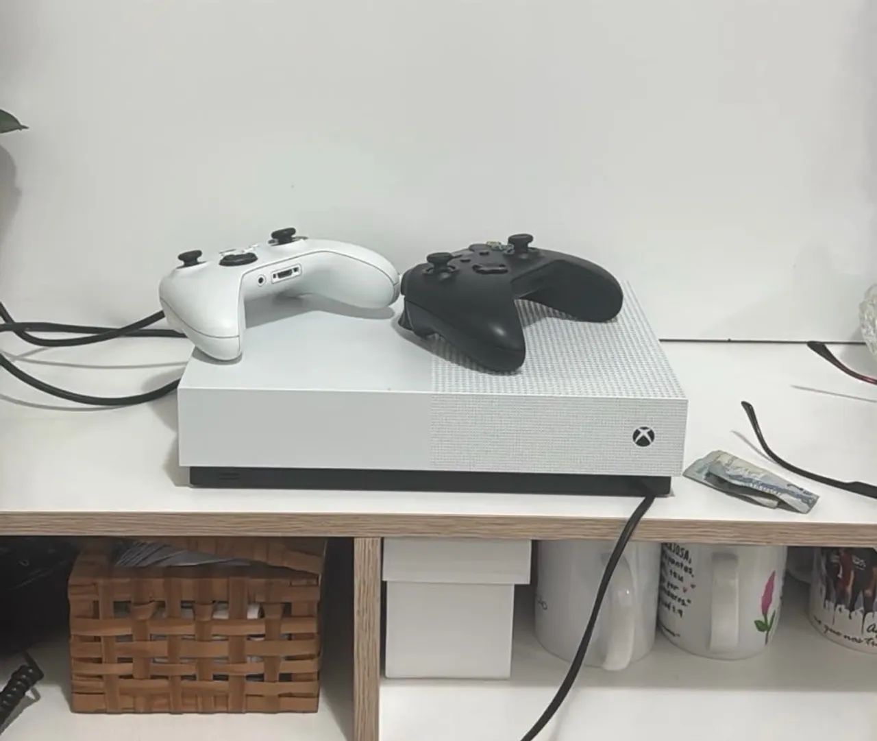 XBOX ONE S ALL DIGITAL 1TB (com 2 controles) - Foto 3