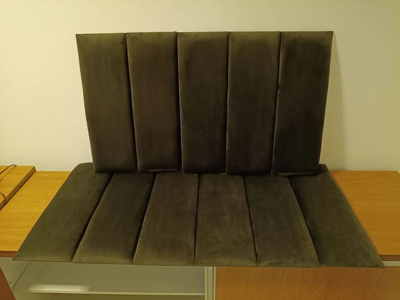 Cabeceira de cama casal estofada em veludo marrom
