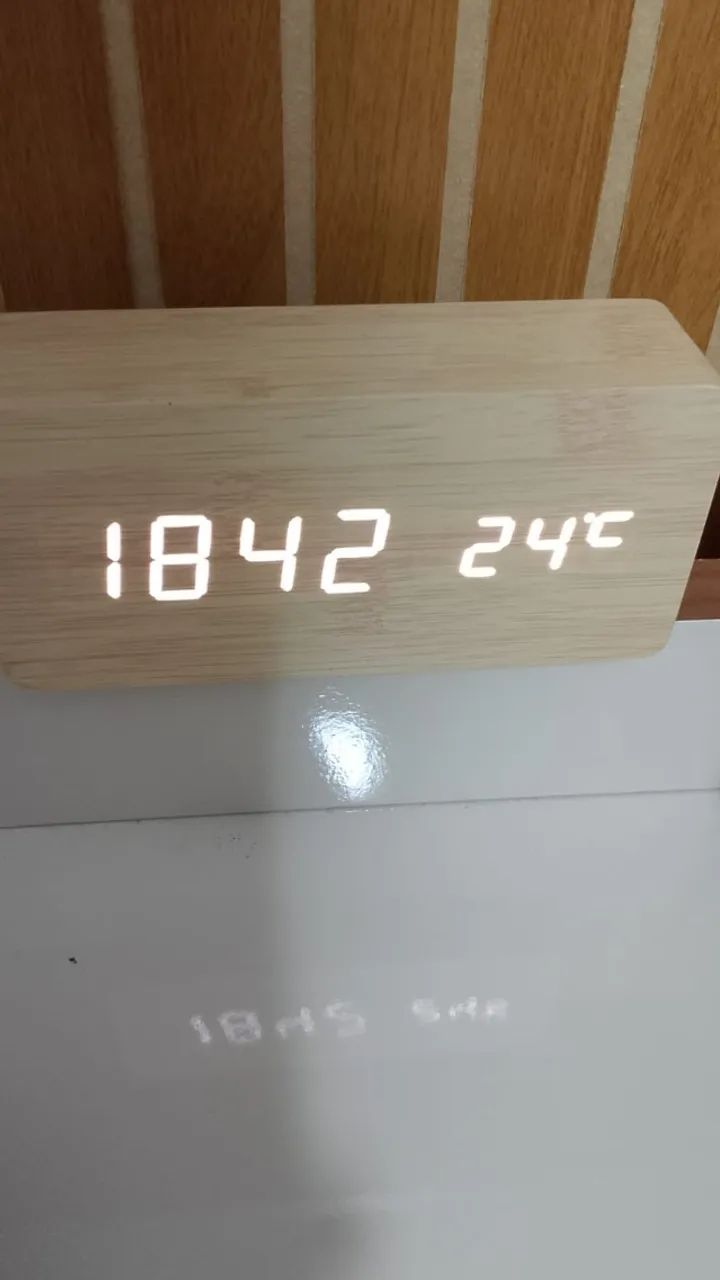 Relógio De Mesa Digital Madeira Com Conector De Tomada/pilha