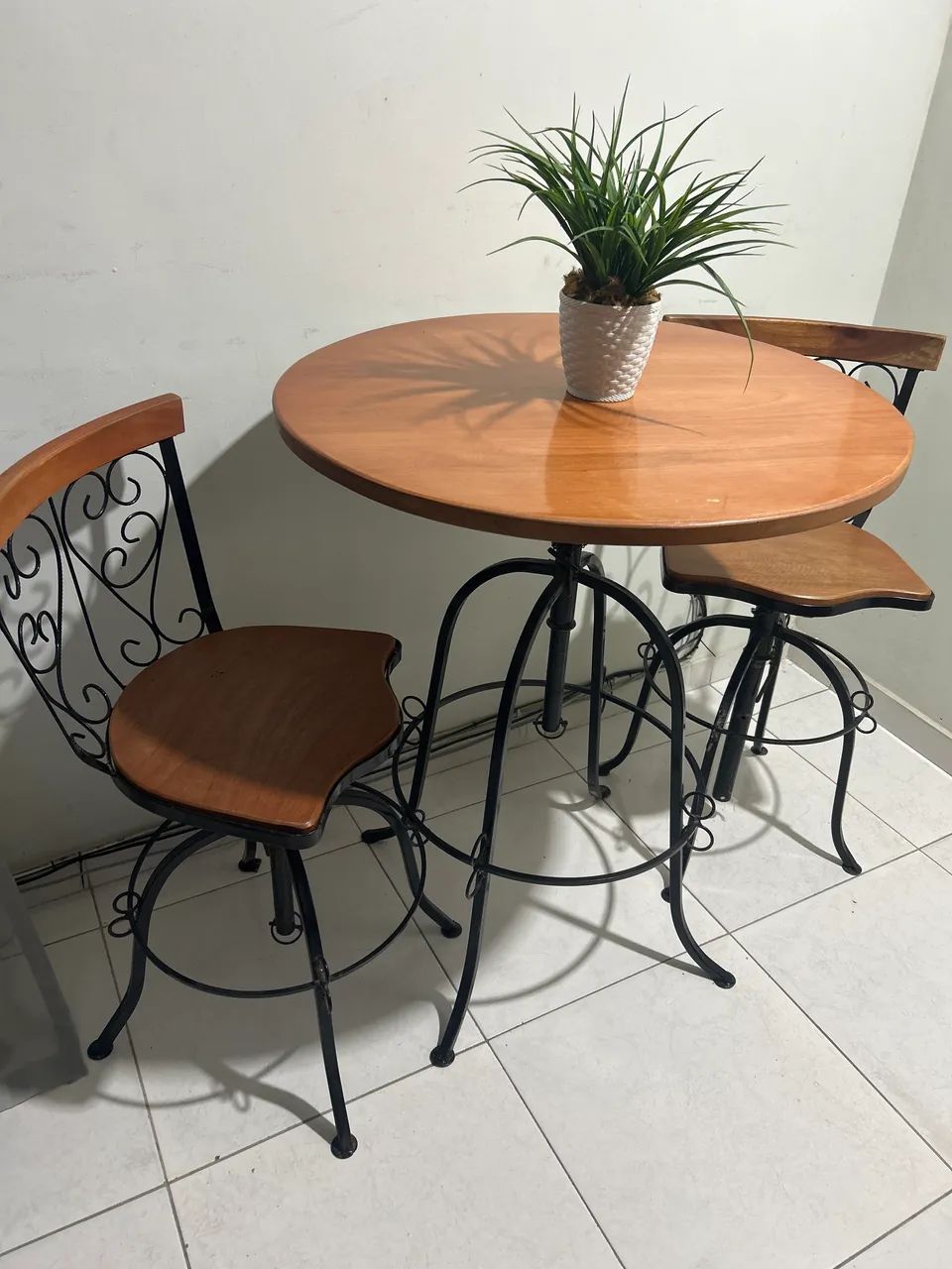 Mesa com quatro banquetas