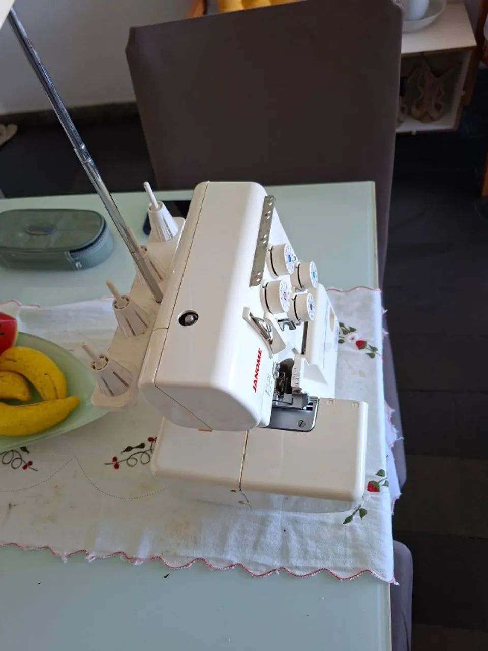 MAQUINA OVERLOCK JANOME 8002D SEMINOVA, POUCO USADA