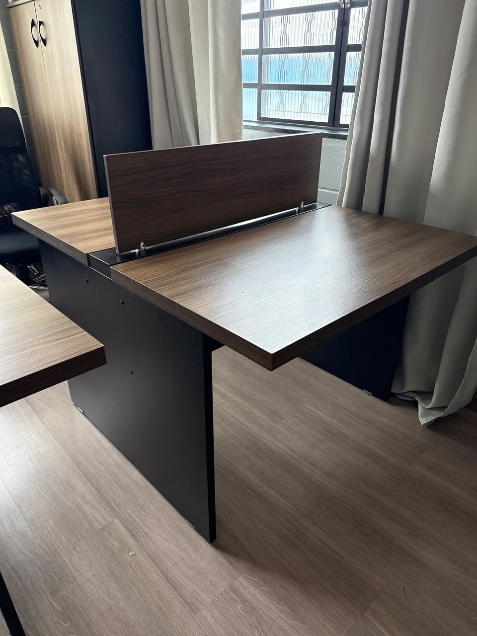 Mesa dupla de escritório com divisória central - Foto 2