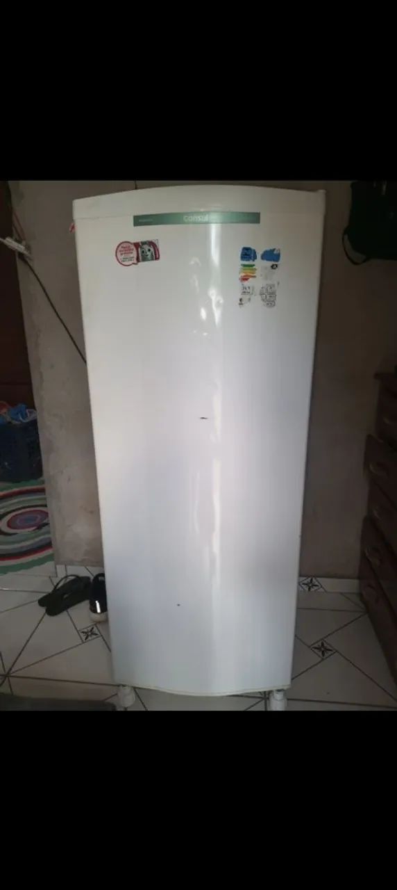 Vende-se uma geladeira 