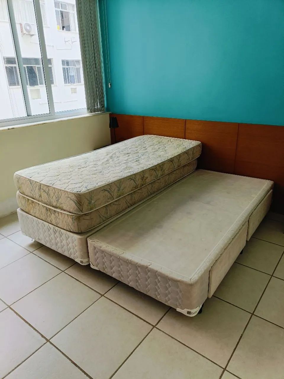 2 CAMAS DE SOLTEIRO RESISTENTES E COM GAVETEIROS 