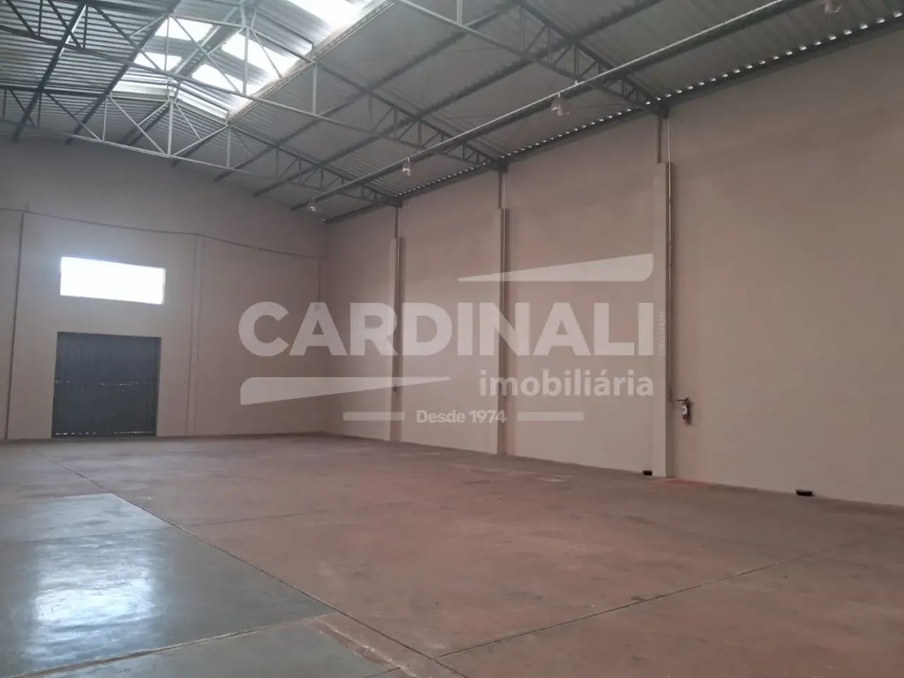 Barracão com ótima localização, pé direito alto, e escritórios - Foto 4