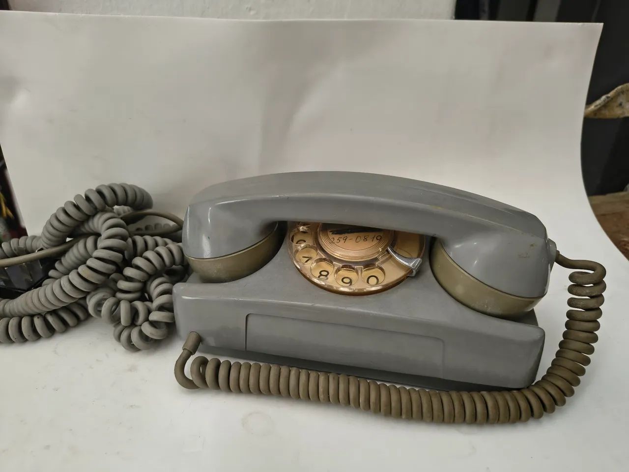 Telefone retrô cinza