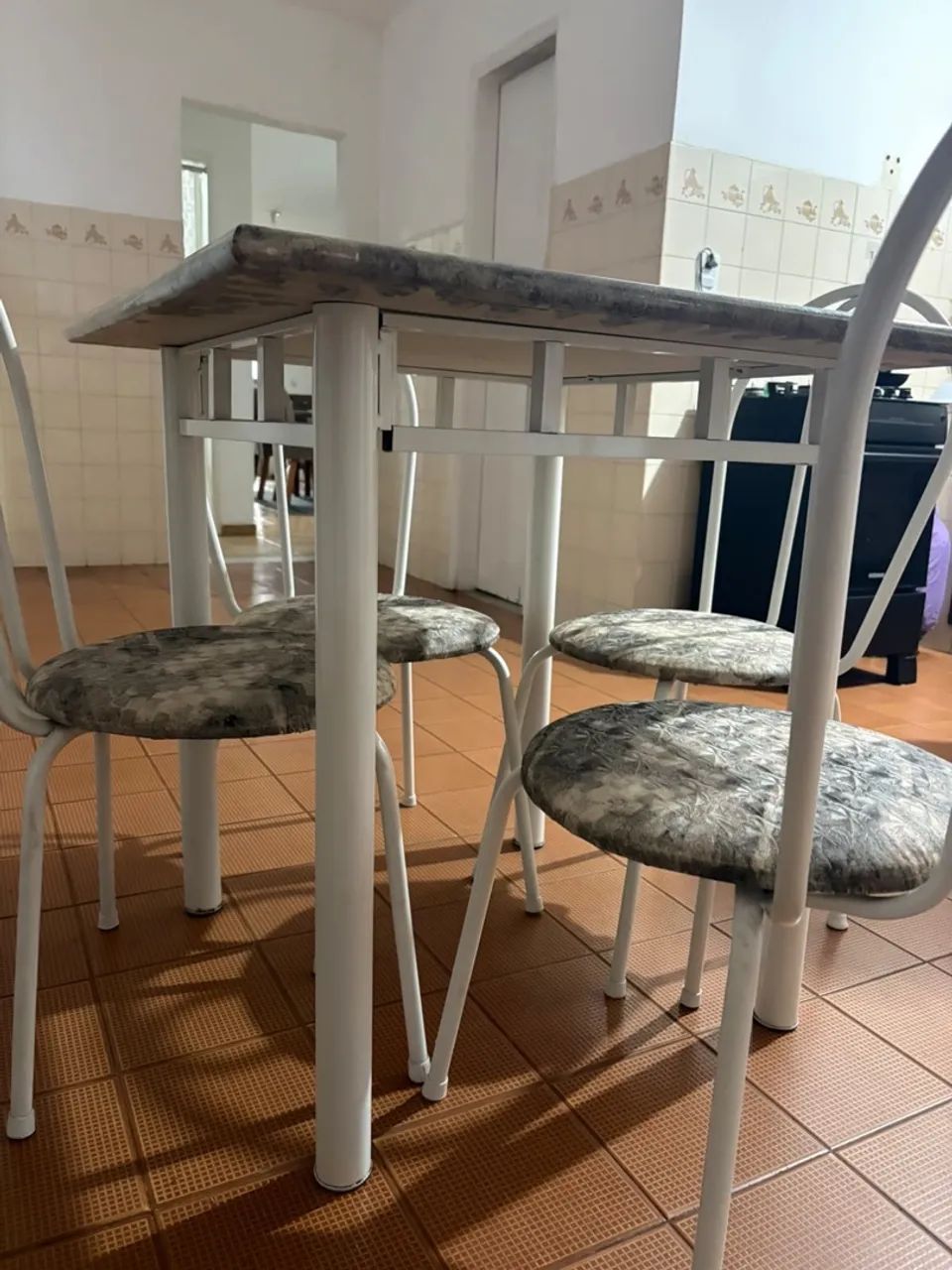 Mesa de Jantar com 4 Cadeiras - Conjunto Completo - Foto 2