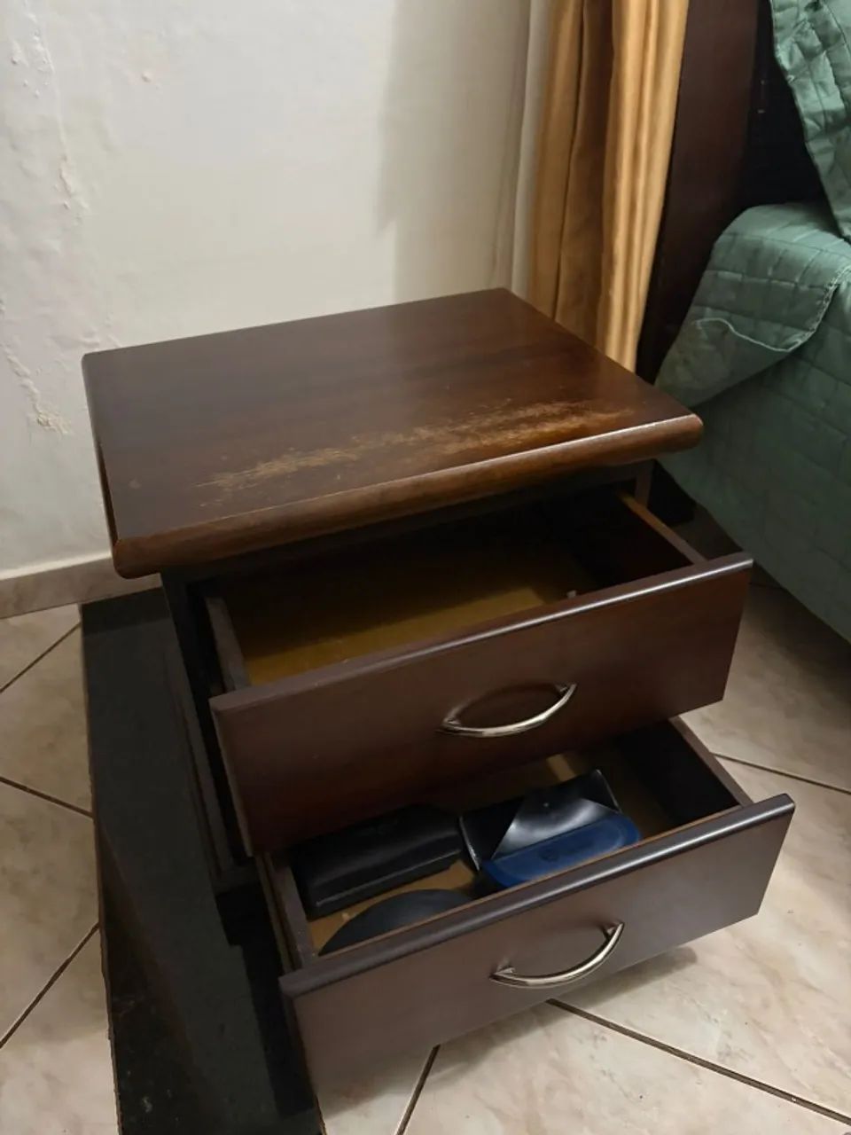 Mesa de cabeceira em madeira