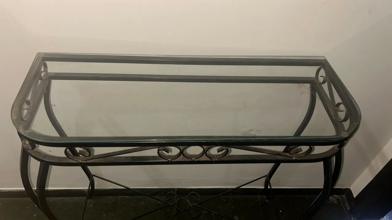 Mesinha decorativa de ferro com vidro