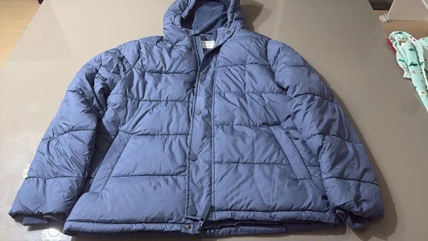 Jaqueta puffer azul com capuz - Foto 3