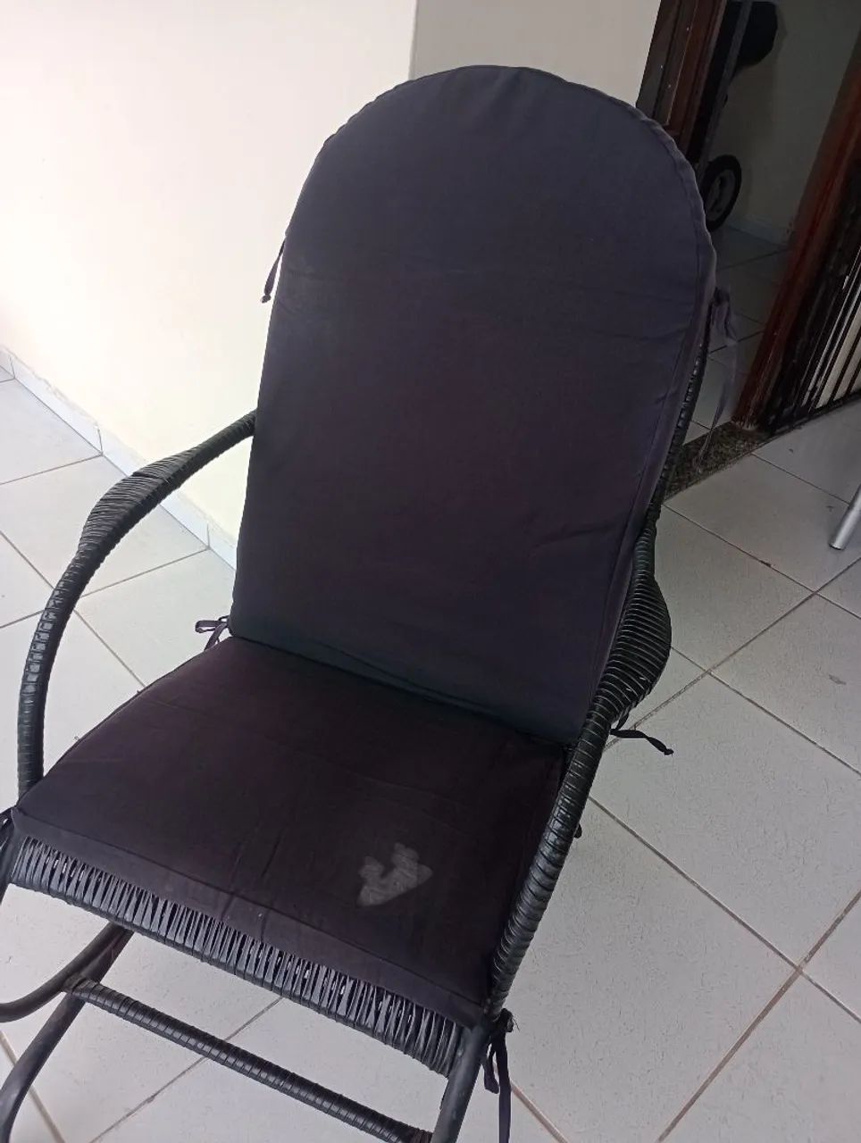 CADEIRA DE BALANÇO COM ALMOFADA  - Foto 3