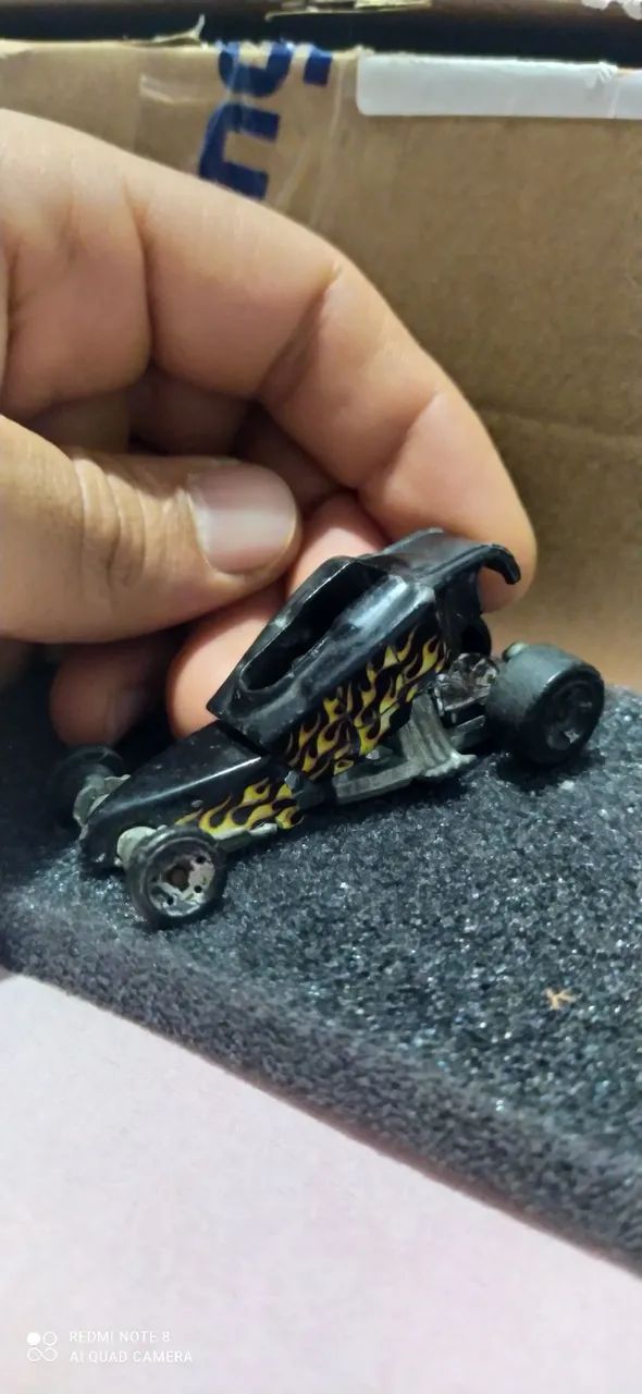 Miniatura Hotwheels usado com marcas de uso e arranhões 