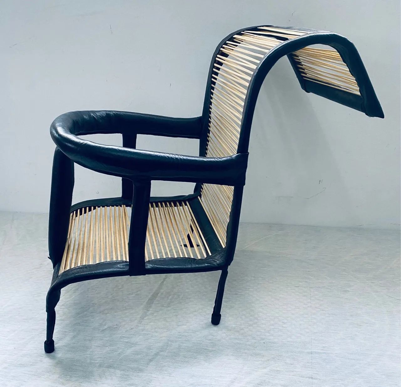 CADEIRINHA VINTAGE COURO E FERRO - Foto 3