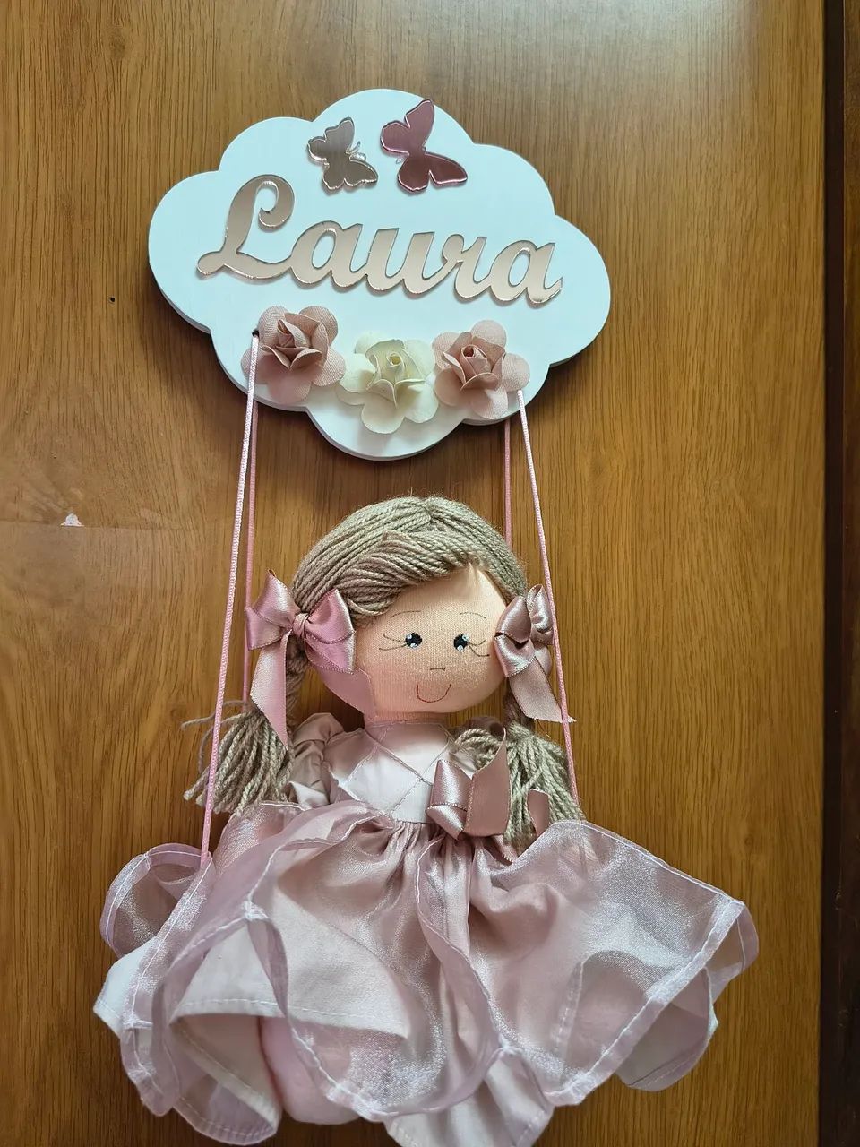 Balancinho com boneca de tecido ideal para decorar porta de quarto de bebê  - Foto 5