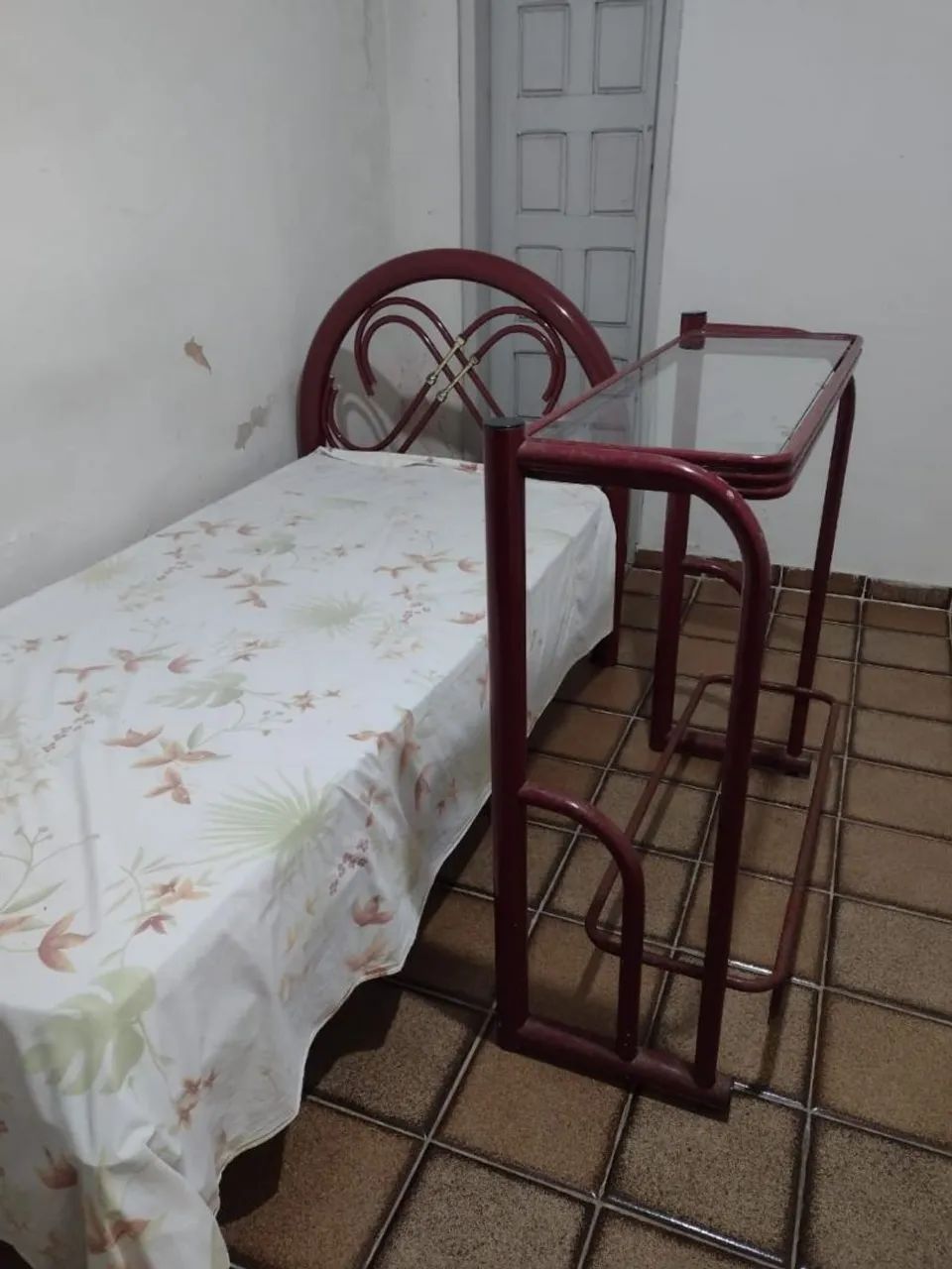 Cama com pequena estante de livro