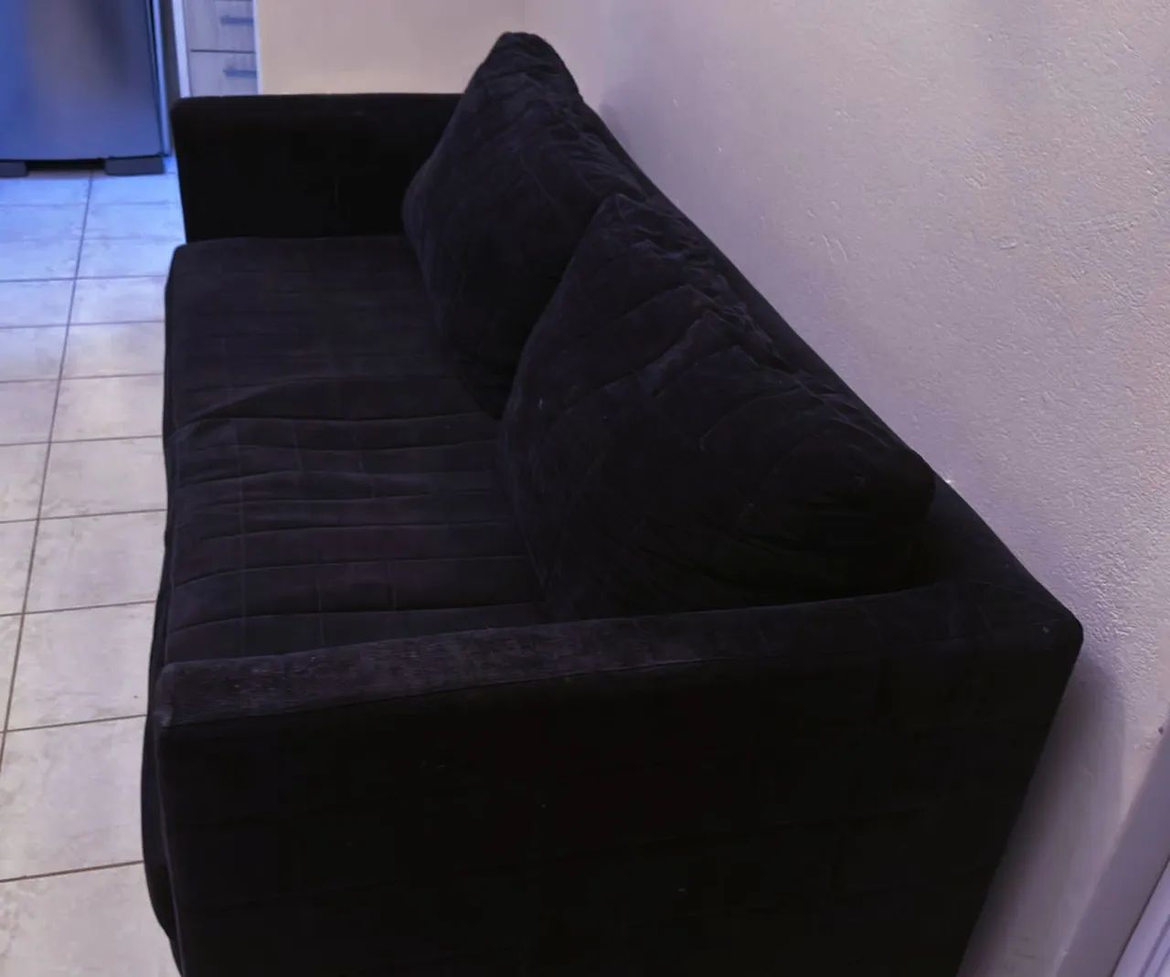 Vendo sofá preto veludo pés em inox - Foto 3