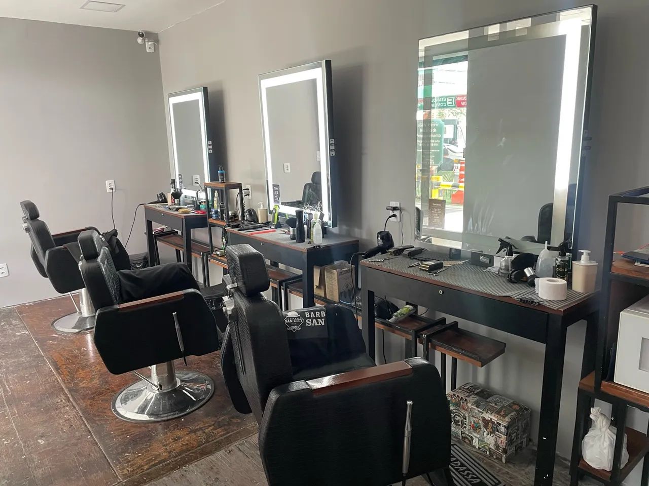 Barbearia Cadeiras, lavatório e móveis.  - Foto 2