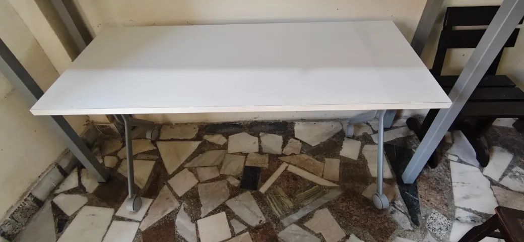 Mesa alta com rodízios 140 x 60 cm