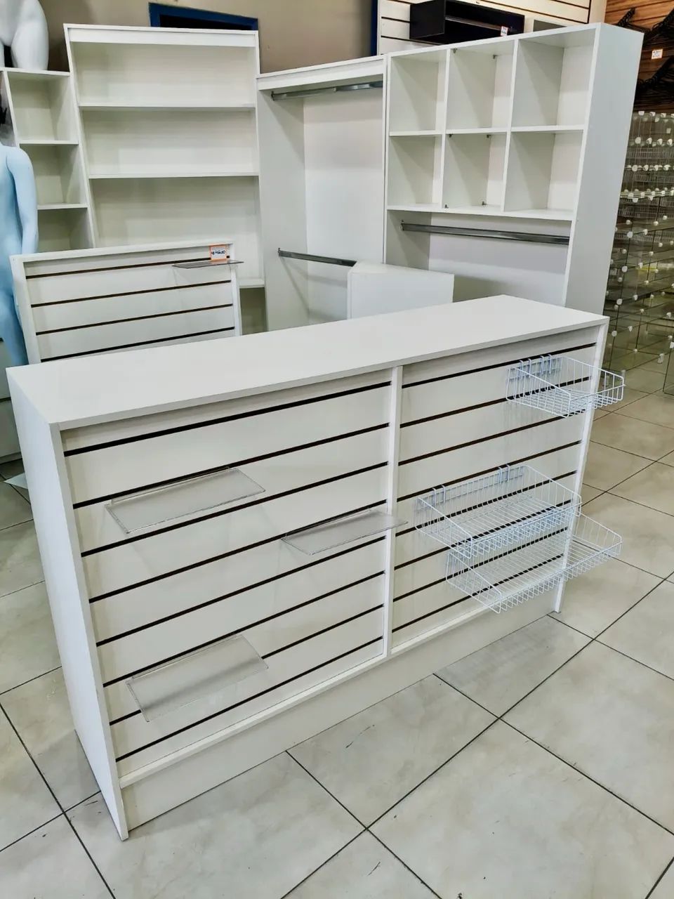 Balcão com painel canaletado. 65704303380483121