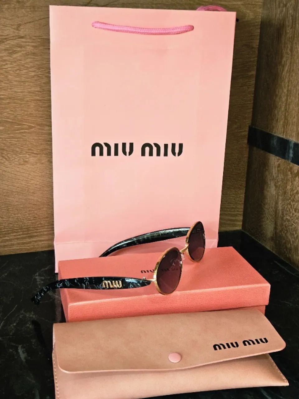 Óculos de Sol Miu Miu Oval - Elegância e Estilo Premium - Foto 2