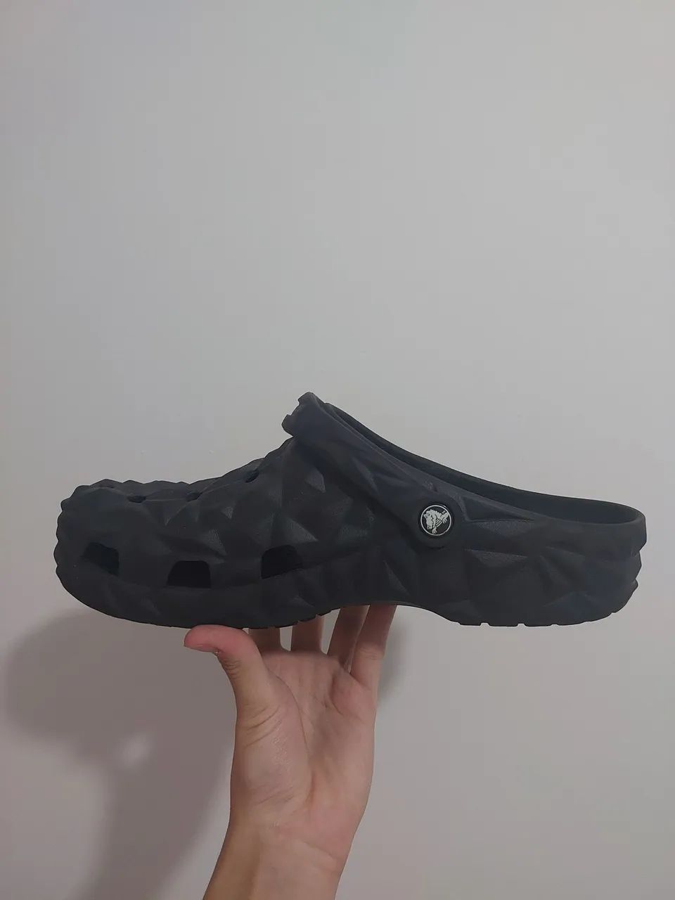 Crocs Geometric Black - Foto 2