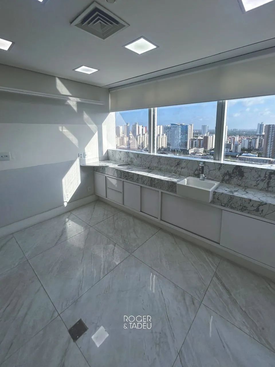 SALA COMERCIAL PRONTA - RIOMAR TRADE CENTER - 43M² - MOBILIADA