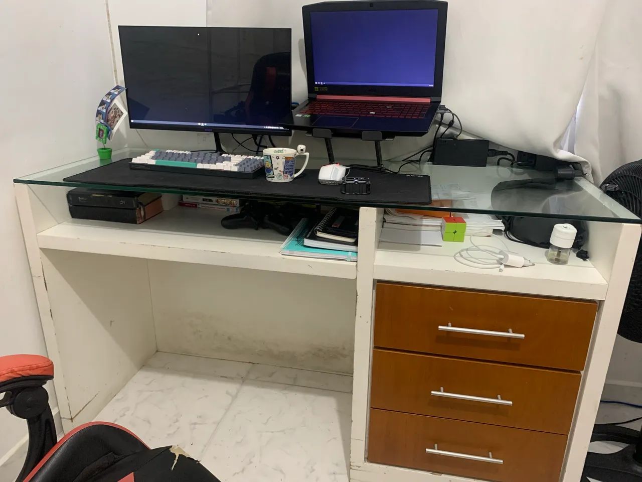 Mesa de Escritório - madeira maciça com tampo de vidro. - Foto 3