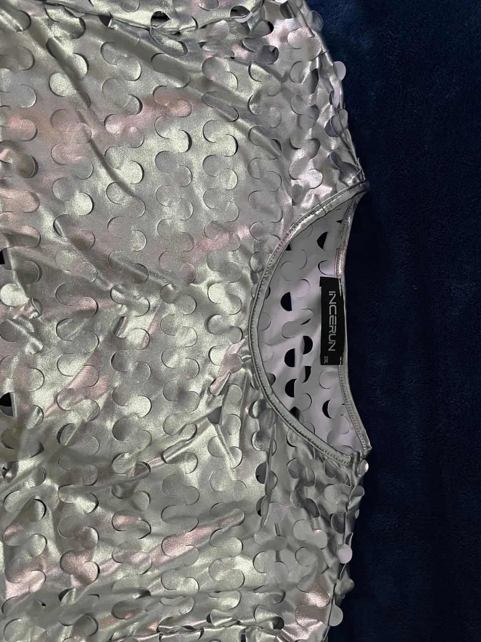 Camiseta prateada estilo Top (mostra a barriga)  - Foto 2