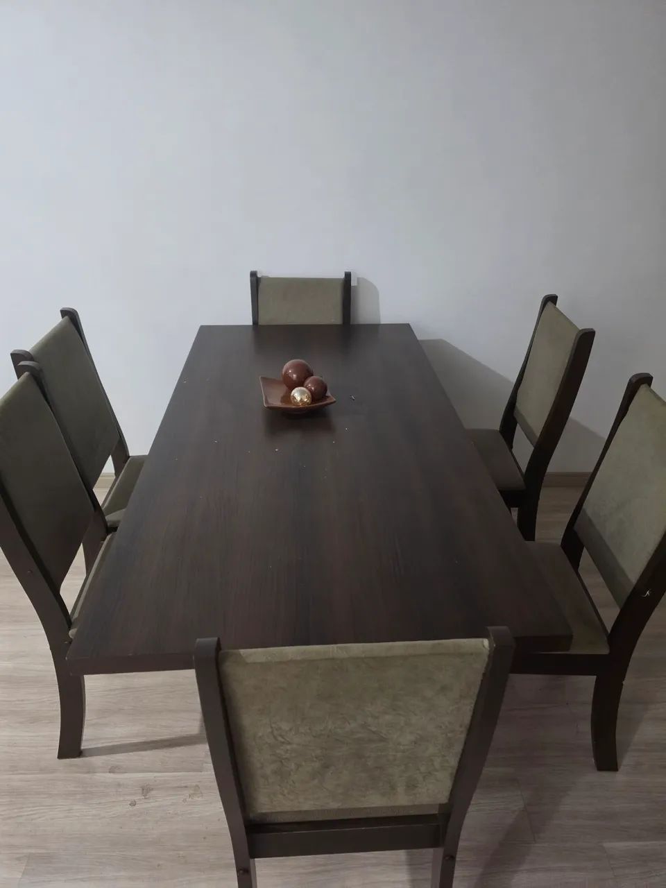 Mesa de jantar  com 6 cadeiras!