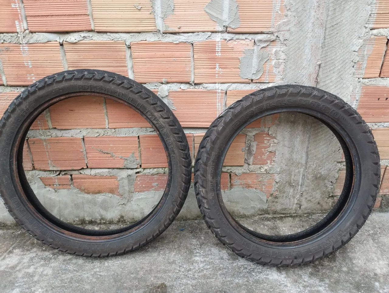 2 Pneus Pirelli usado, dianteiro e traseiro 