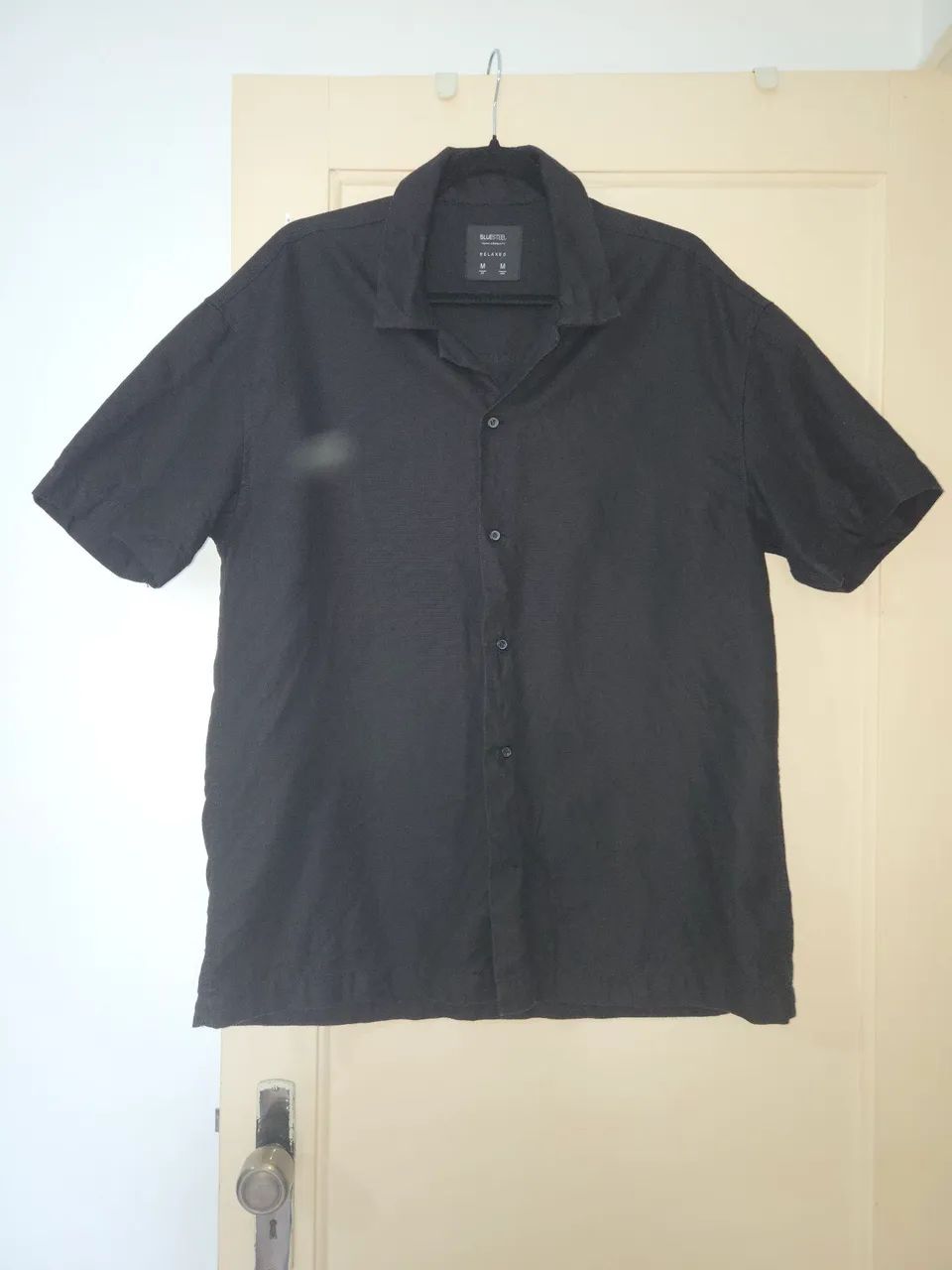 2 camisas e uma camiseta - Foto 2