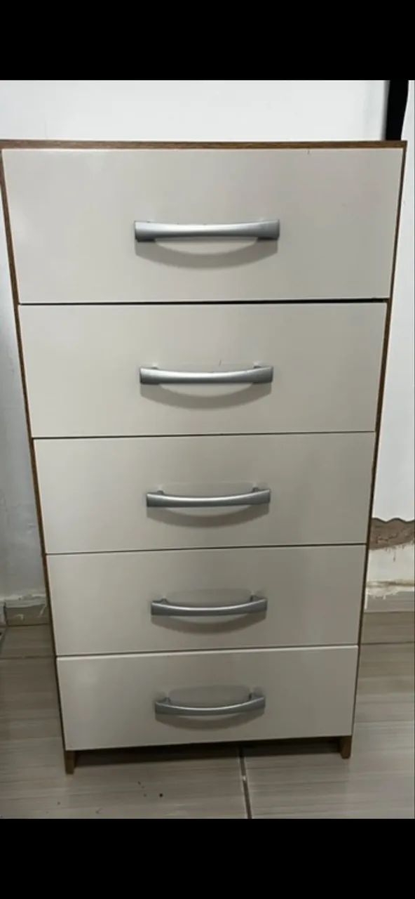 Cômoda bem conservada 