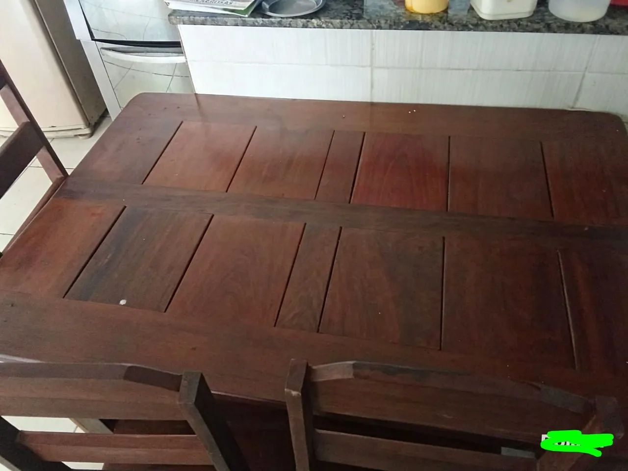 Vendo mesa de madeira com 4 cadeiras  - Foto 2