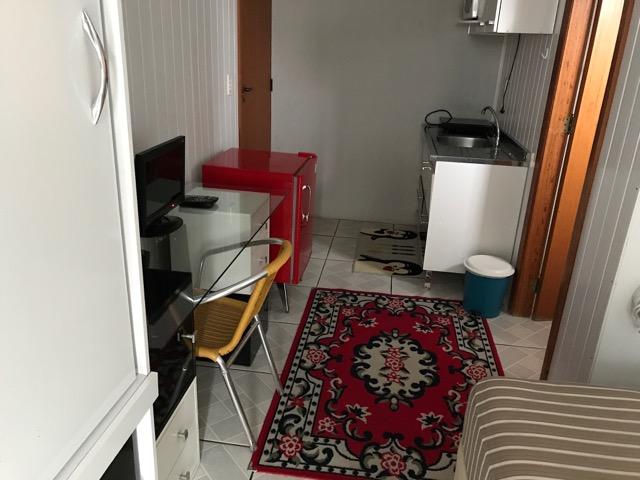 QUITINETES mobiliadas, com internet, Nettv, camareira e lavanderia cortesia p/hospede - Foto 3