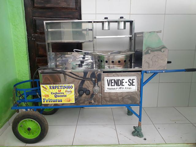 Carrinho de cachorro quente , espetinho e pastel