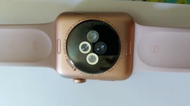 Vendo apple watch serie 3 rose com GPS + Celular com marca de uso - Foto 2