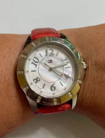 Relógio tommy hilfiger pulseira vermelha fundo perolado - Foto 2