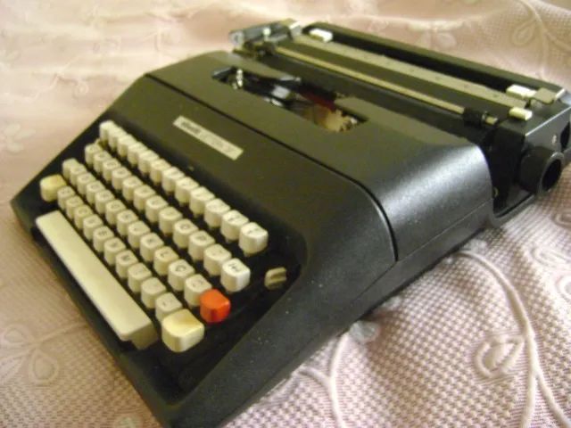 Máquina de escrever Olivetti Lettera 37
