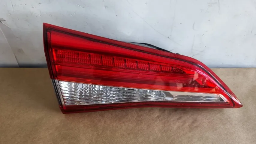 Lanterna tampa traseira LE Toyota Yaris Sedan C/LED 2018/2021 Original