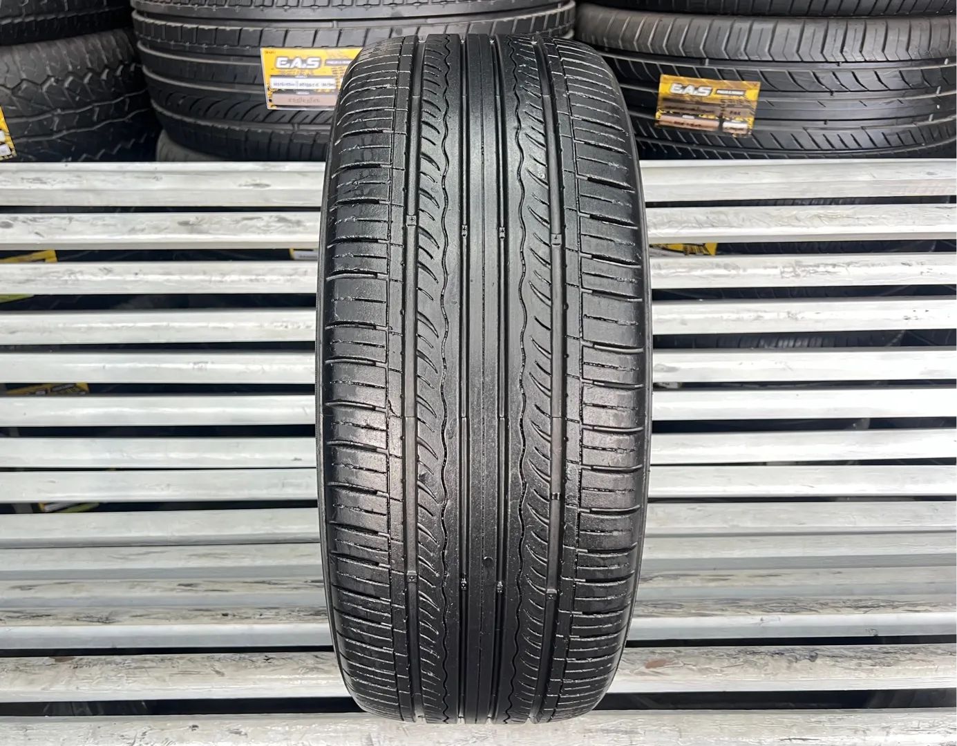 Pneu 215/45/17 Kumho Solus KH17 R$329,00 / Pneu 215/45R17 - Carros, vans e  utilitários - Novo Mundo, Curitiba 1348745982 | OLX