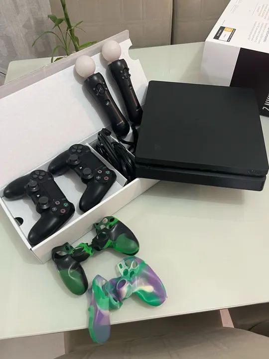Playstation 4 Slim 1TB com controle move