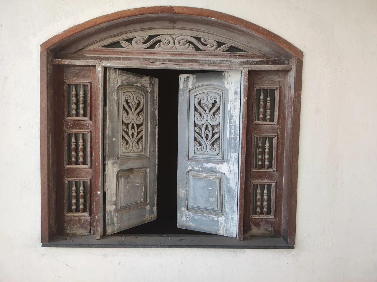 Janela de madeira com detalhes em talha