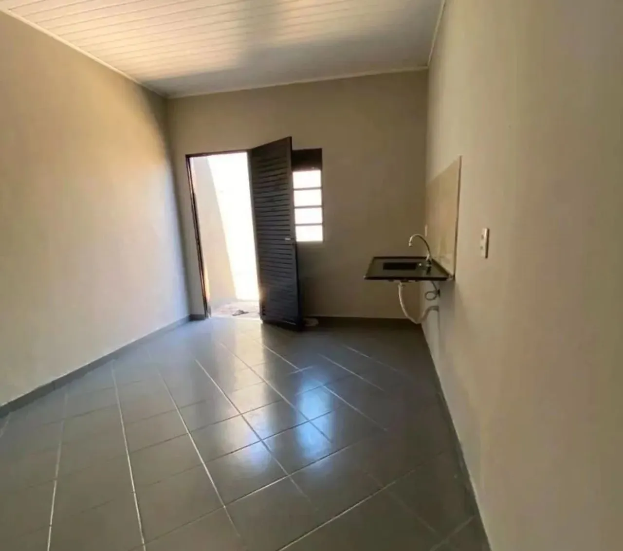 Alugo casa de 1 quarto no bairro tarumã em varzea grande