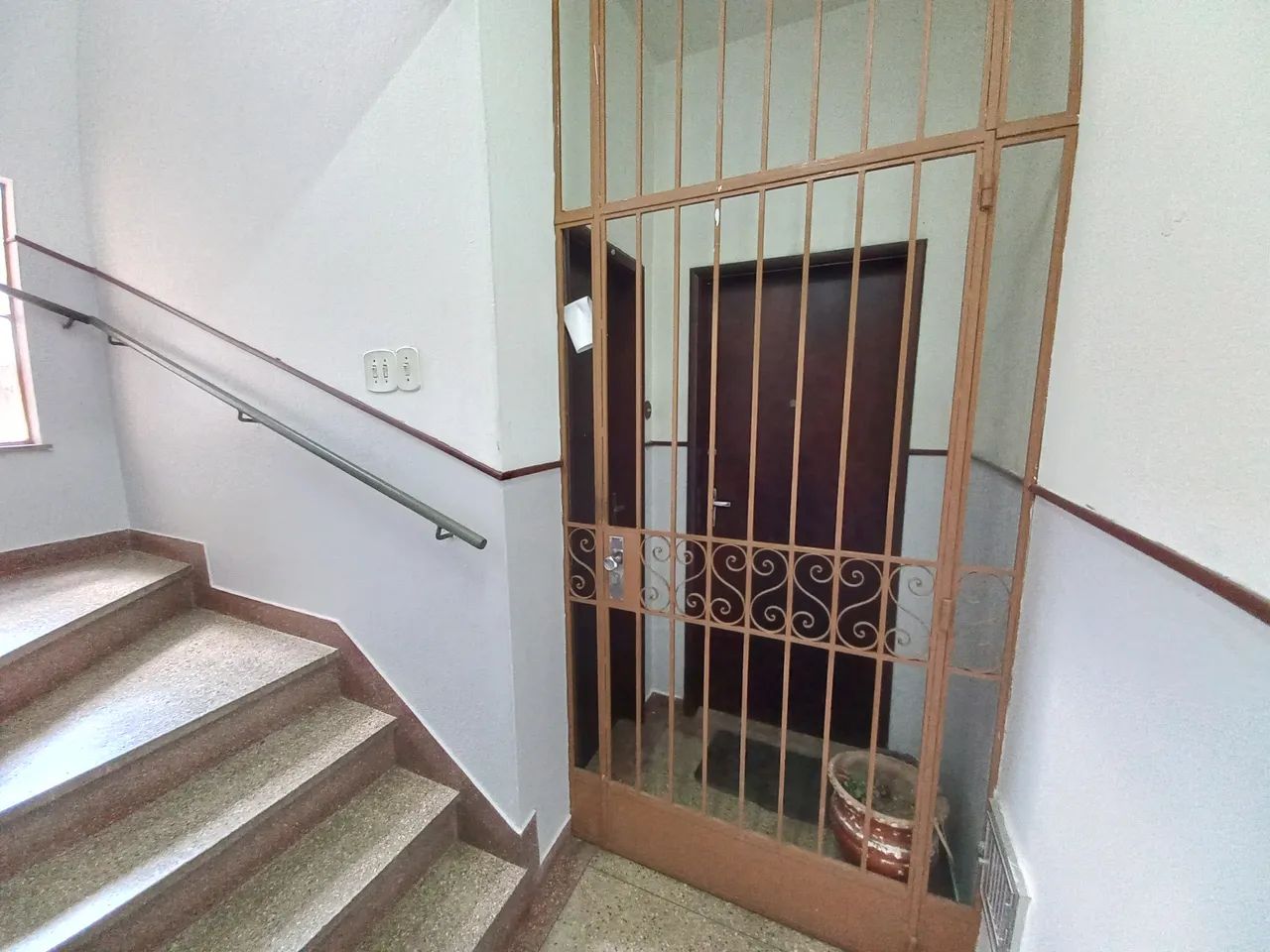 Apartamento de frente com vista indevassável, composto por sala, 2 quartos, banheiro socia - Foto 3