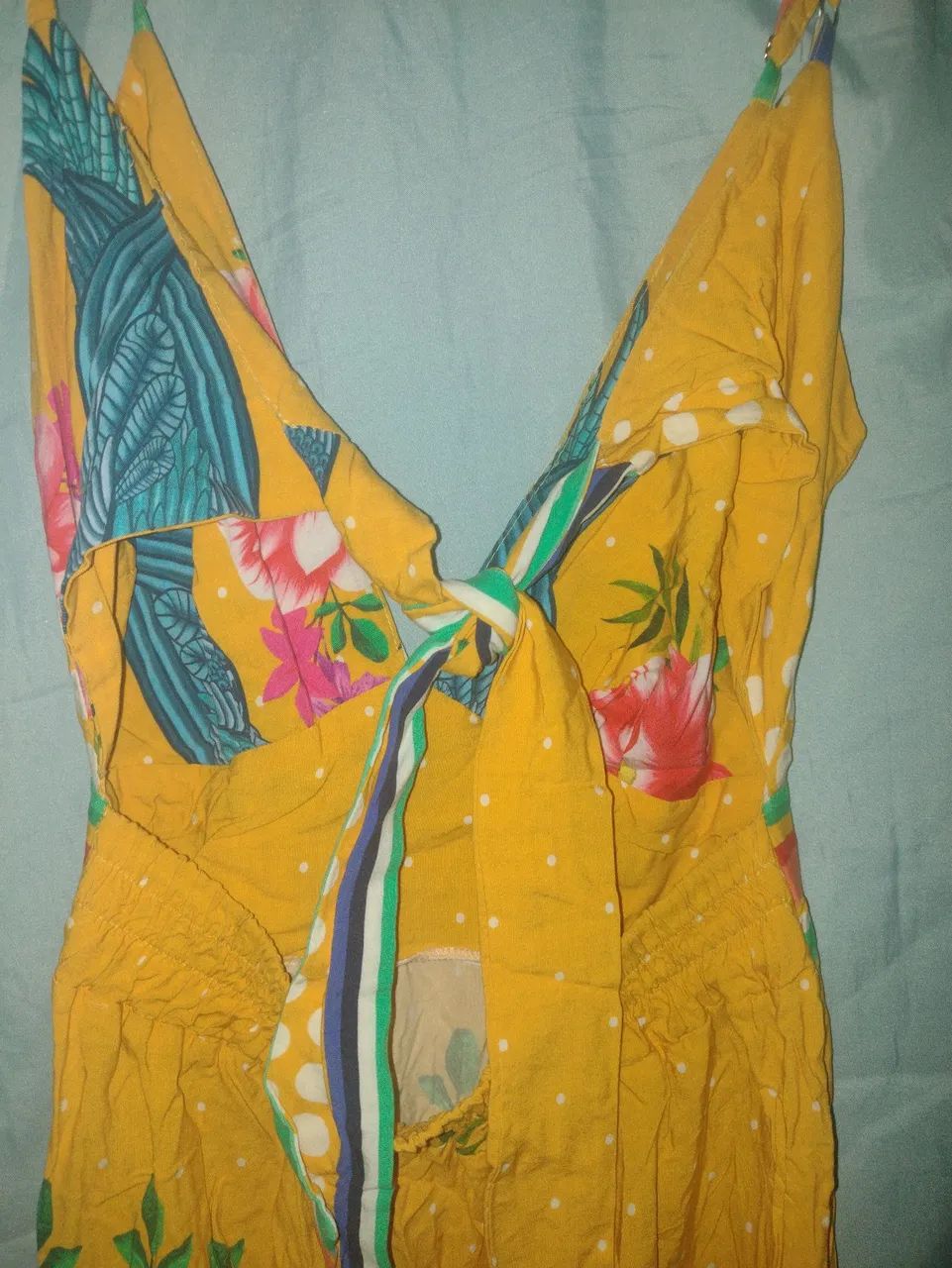 Vestido amarelo com estampa de araras - Foto 5