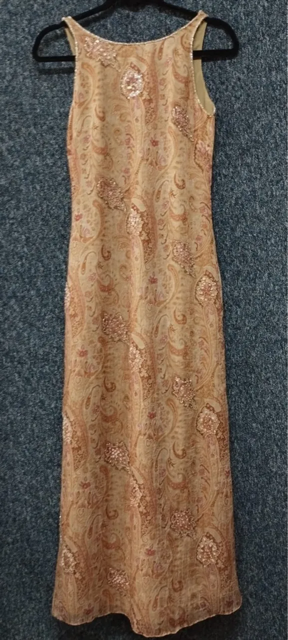 Vestido Longo Estampado com Detalhes em Paetê