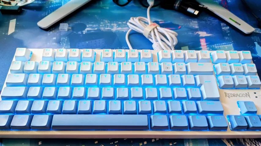 Teclado Mecânico Redragon Daksa Branco e Azul Switch Brown ABNT2 TKL - Foto 2